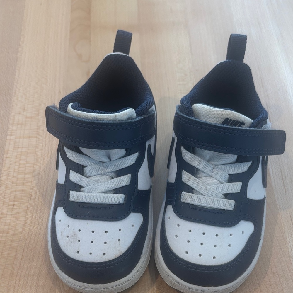 Toddler boys Nikes size 6C